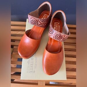 New in Box, L’artiste “Pansy” Mary Janes, Camel